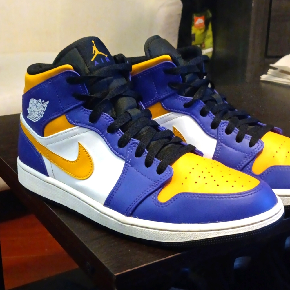 AIR JORDAN 1 MID 'LAKERS' DQ8426-517 SZ 10.5 W SZ 12